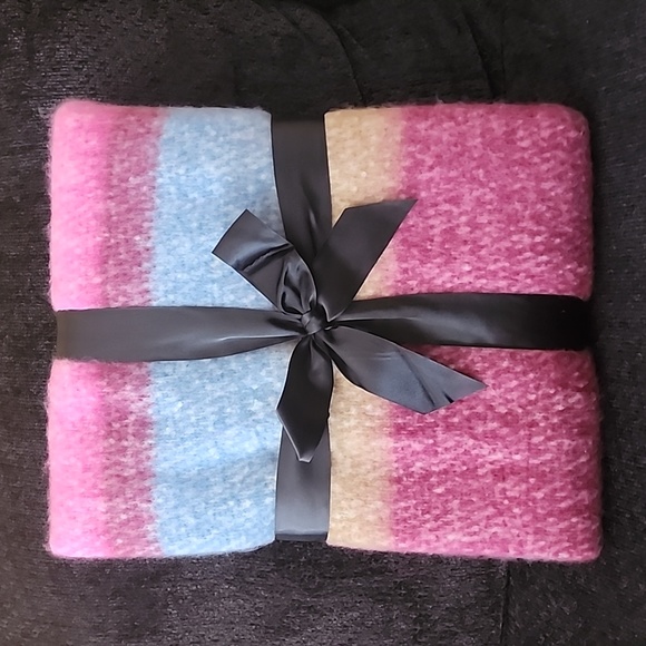 New Aqua Decorative Multicolored Throw, NWT, 50" x 60" - Picture 3 of 7